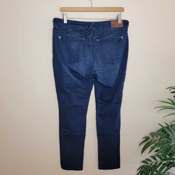 DL1961 | Amanda Skinny Jeans in Moscow Wash - Picture 4 of 8